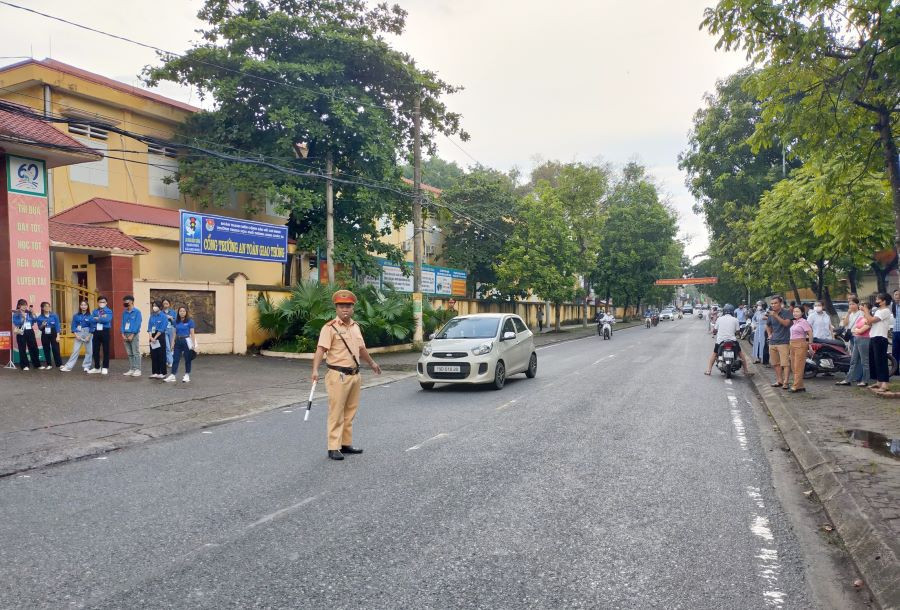 CSGT Công an huyện Lâm Thao có mặt rất sớm tại điểm thi trường THPT Long Châu Sa điều tiết giao thông.