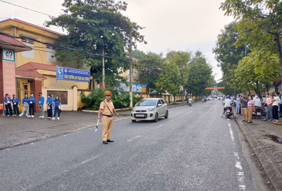 CSGT Công an huyện Lâm Thao có mặt rất sớm tại điểm thi trường THPT Long Châu Sa điều tiết giao thông.
