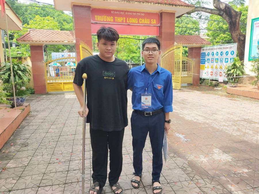 Thí sinh Hà Ngọc Tú được tình nguyện viên hỗ trợ vào điểm thi trường THPT Long Châu Sa, huyện Lâm Thao. Thí sinh Hà Ngọc Tú được tình nguyện viên hỗ trợ vào điểm thi trường THPT Long Châu Sa, huyện Lâm Thao.