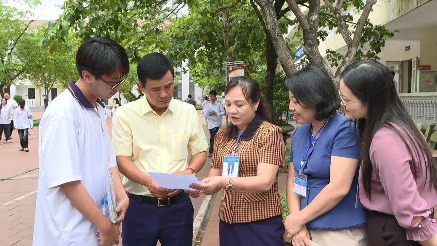 Ông Hồ Đại Dũng - Phó Chủ tịch UBND tỉnh Phú Thọ (thứ 2 từ trái sang)tại buổi kiểm tra công tác thi tốt nghiệp tại trường THPT Việt Trì, ngày 27/6.