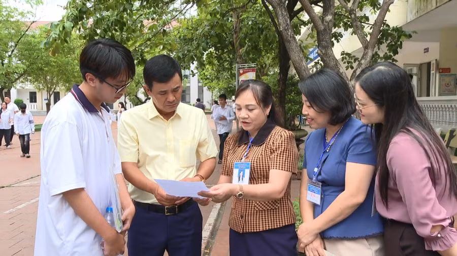 Ông Hồ Đại Dũng - Phó Chủ tịch UBND tỉnh Phú Thọ (thứ 2 từ trái sang)tại buổi kiểm tra công tác thi tốt nghiệp tại trường THPT Việt Trì, ngày 27/6.