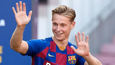 De Jong tiếp tục ở lại Barca dù được nhiều lời mời gọi.