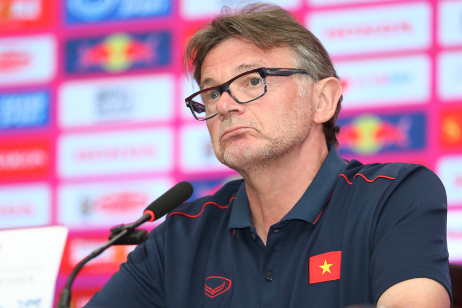 HLV Troussier cho rằng bóng đá Việt Nam đang thiếu những ngôi sao chất lượng.