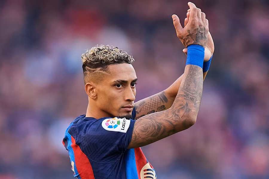 Raphinha muốn tiếp tục gắn bó với Barca dù được Bayern Munich quan tâm.