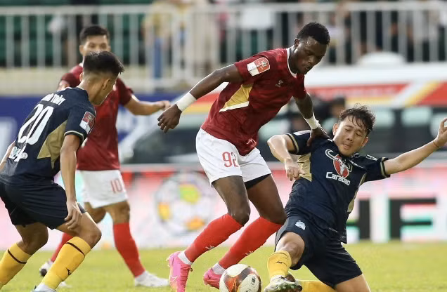 Hoàng Anh Gia Lai hòa thất vọng TPHCM trên sân nhà vòng 12 V.League.