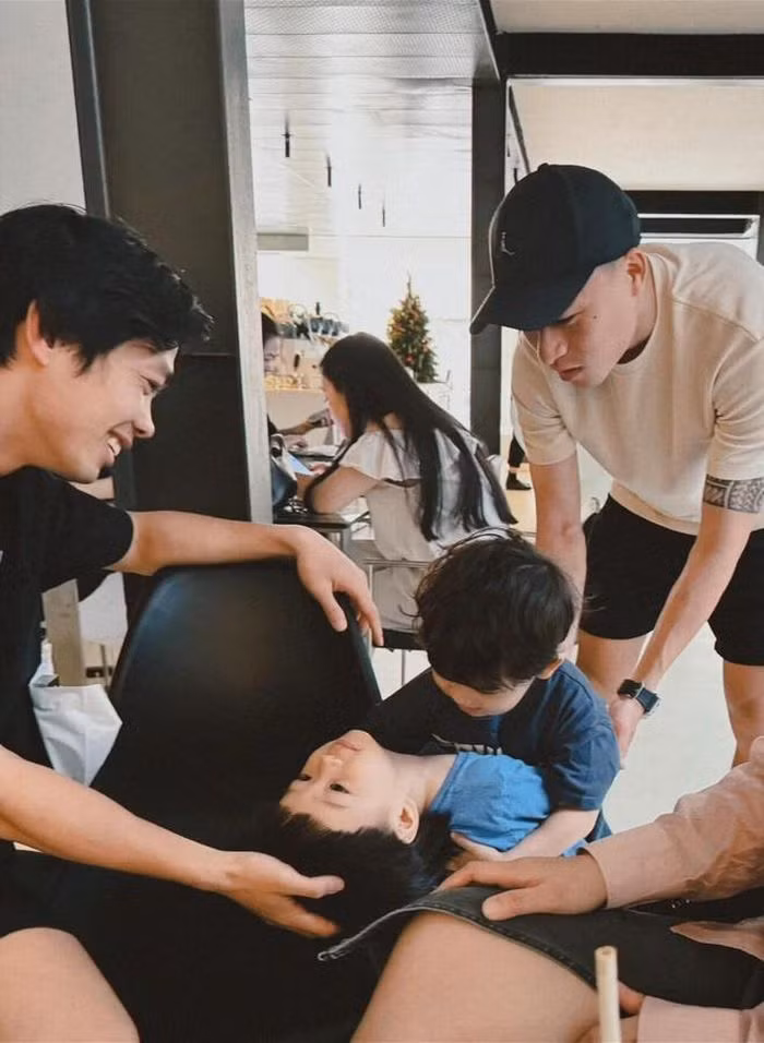 Huy Toàn đăng hình ảnh con trai (bé Royce) gặp gỡ Công Phượng.