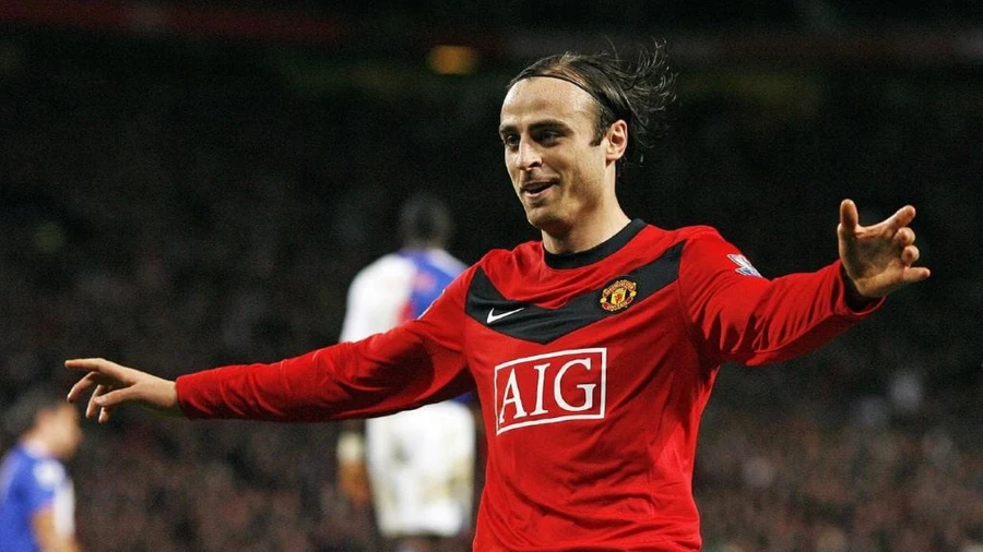 Berbatov "dự báo" khó khăn cho Ronaldo nếu anh gia nhập Man City.