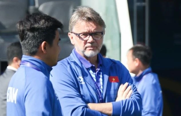 HLV Troussier không thể cùng tuyển Việt Nam ở Asian Cup.