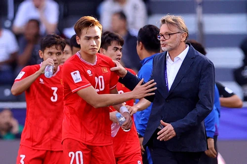 HLV Troussier động viên các học trò sau thất bại ở Asian Cup. 