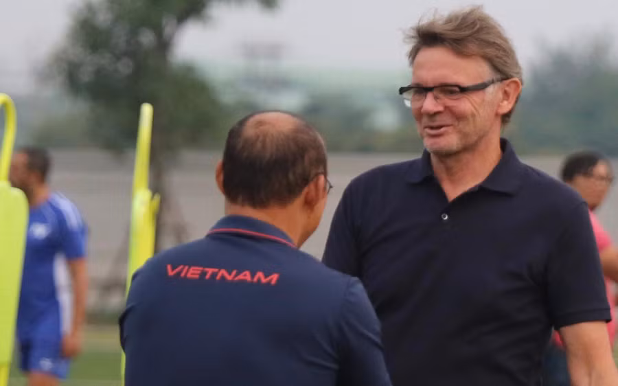 HLV Troussier không thể tái lập thành tích vào tứ kết Asian Cup của HLV Park.