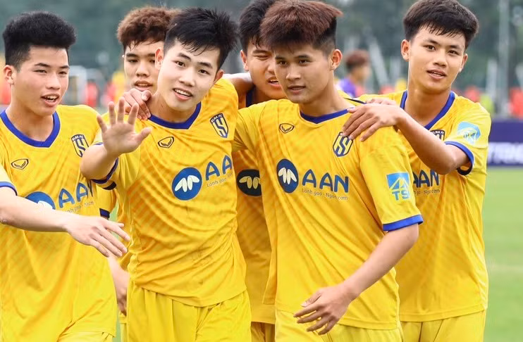 U17 Sông Lam Nghệ An là một trong hai đội bóng đầu tiên vào bán kết U17 quốc gia.