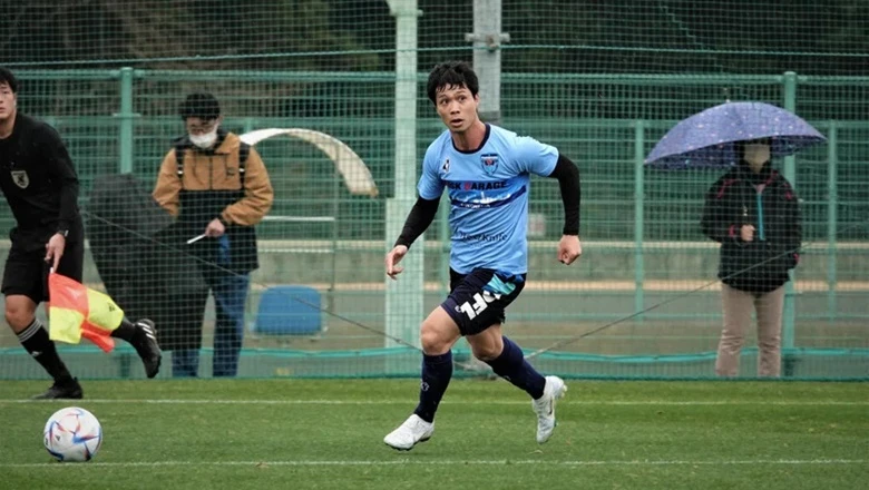 Yokohama FC thua tan nát Kyoto Sanga trong ngày Công Phượng ngồi ngoài.