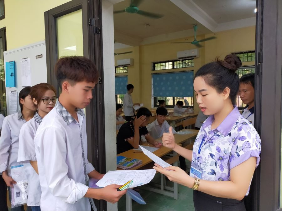 Giám thị gọi thí sinh vào phòng thi tại Điểm thi trường THPT Tam Nông sáng 28/6. Giám thị gọi thí sinh vào phòng thi tại Điểm thi trường THPT Tam Nông sáng 28/6.
