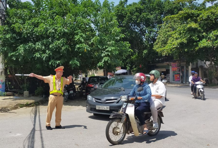 Mặc dù đầu giờ chiều 28/6, trời nắng nóng, oi bức, nhưng CSGT Công an huyện Thanh Sơn có mặt rất sớm tại Điểm thi trường THPT Thanh Sơn điều tiết giao thông. Mặc dù đầu giờ chiều 28/6, trời nắng nóng, oi bức, nhưng CSGT Công an huyện Thanh Sơn có mặt rất sớm tại Điểm thi trường THPT Thanh Sơn điều tiết giao thông.