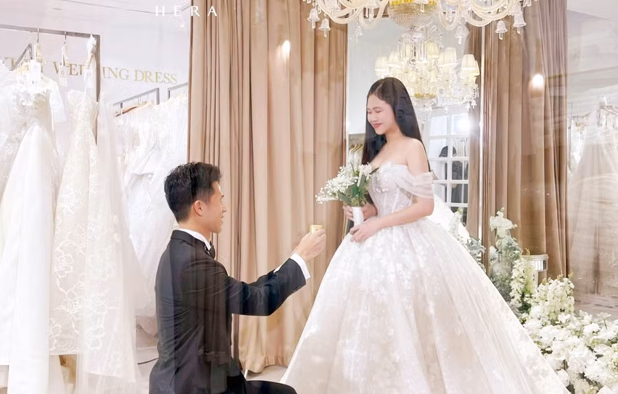 Trần Đình Trọng cầu hôn bạn gái hot girl xinh đẹp sau 8 năm yêu nhau.