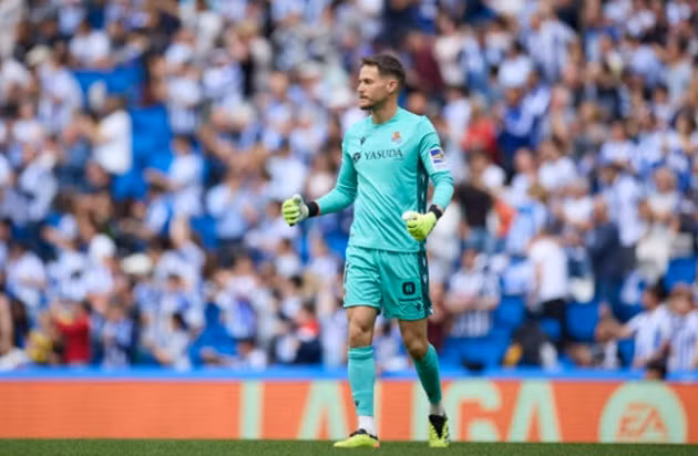 Thủ môn Alex Remiro của Real Sociedad lọt tầm ngắm của MU.