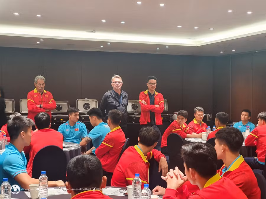 HLV Troussier động viên các học trò sau trận thua Hàn Quốc.