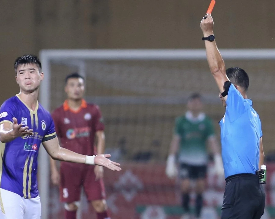 Hà Nội FC thua tan nát Bình Định trên sân nhà Hàng Đẫy ở vòng 15 V.League.