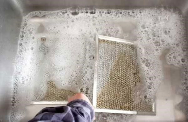 Mẹo đơn giản vệ sinh máy hút mùi, dầu mỡ bám dày đặc cũng sạch bong sau 10 phút ảnh 1 Mẹo đơn giản vệ sinh máy hút mùi, dầu mỡ bám dày đặc cũng sạch bong sau 10 phút ảnh 1