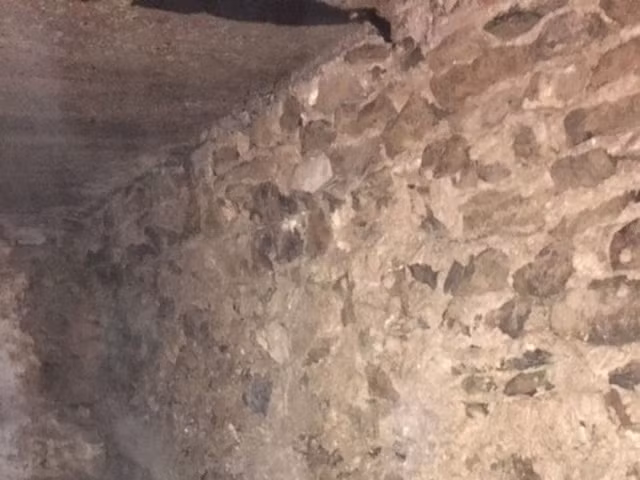 Sửa lại nhà cũ của bố mẹ, con gái ngỡ ngàng trước bí mật ẩn giấu bên dưới ảnh 4