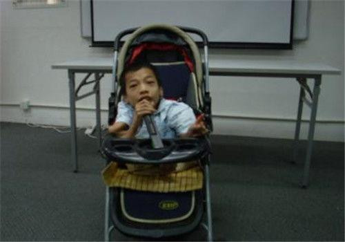 Chú rể 90cm kết hôn với cô dâu 1m70 giờ ra sao? ảnh 1 Chú rể 90cm kết hôn với cô dâu 1m70 giờ ra sao? ảnh 1