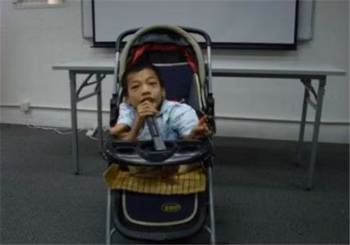 Chú rể 90cm kết hôn với cô dâu 1m70 giờ ra sao? ảnh 1