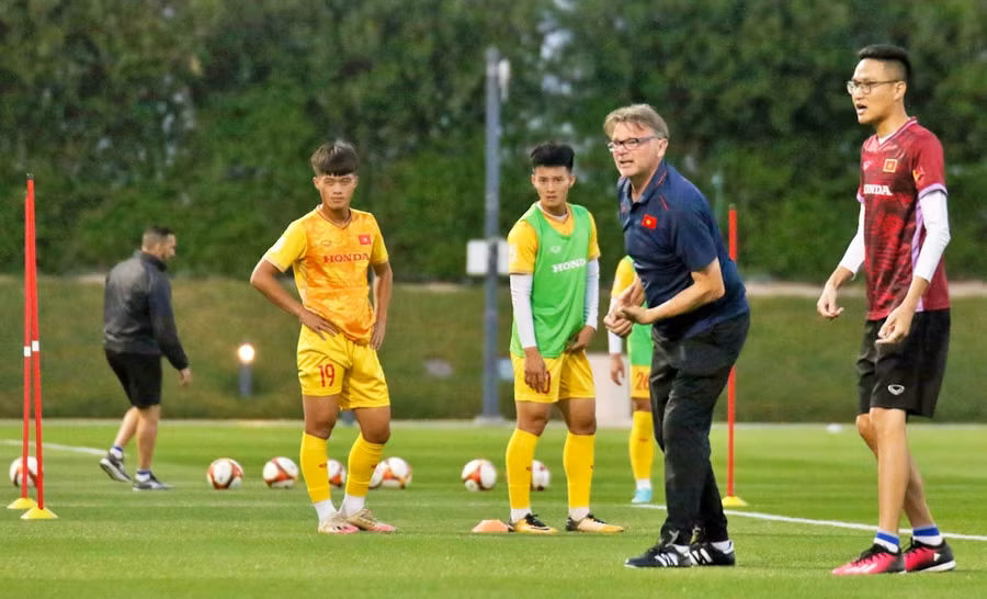 HLV Troussier tích cực rèn quân cho U23 Việt Nam.