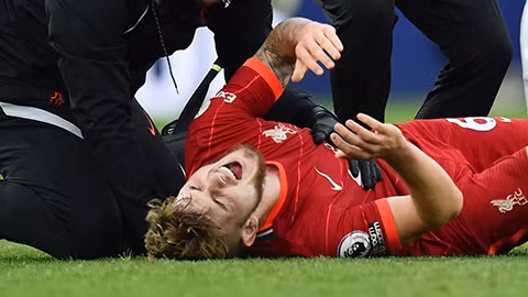 Tiền vệ Elliott của Liverpool gặp chấn thương kinh hoàng ở giải ngoại hạng Anh. 