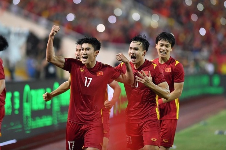 U22 Việt Nam thi đấu trên sân cỏ tự nhiên ở SEA Games 32.