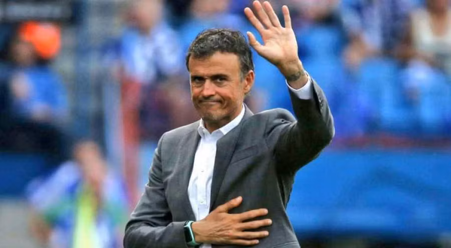 HLV Enrique hạnh phúc sau chiến thắng đầu tiên của Tây Ban Nha.