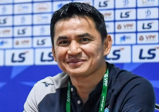 HLV Kiatisak hài lòng với trận hòa trước Hà Tĩnh ở vòng 1 V.League.