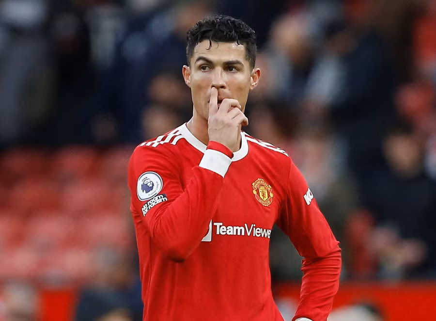 Ronaldo liên tục bị chỉ trích vì nhất quyết rời MU.
