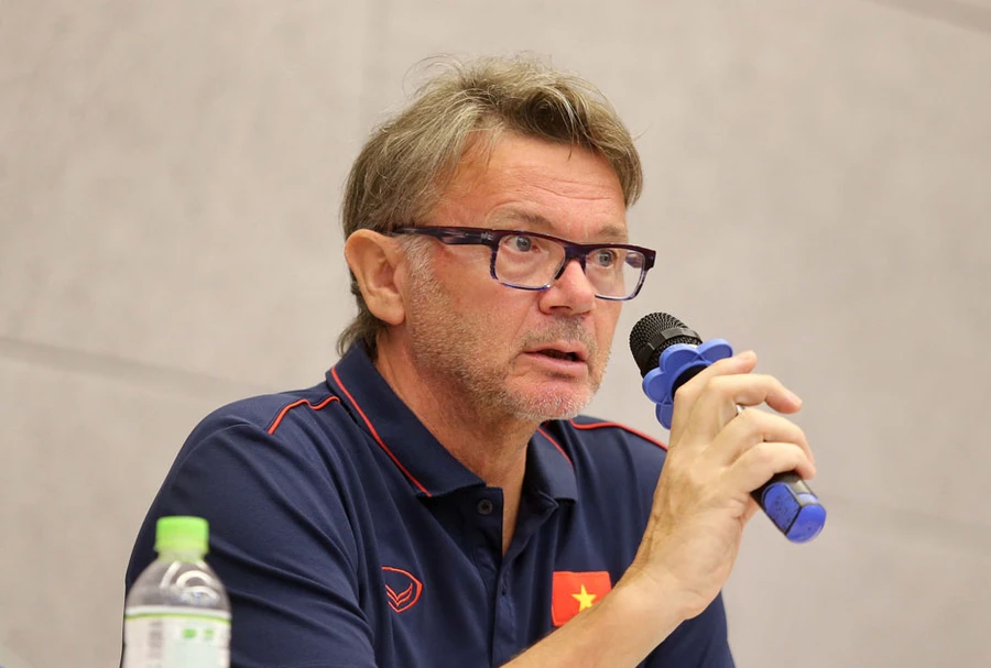 HLV Philippe Troussier triệu tập Quang Hải và Công Phượng lên tuyển không phải vì phong độ.