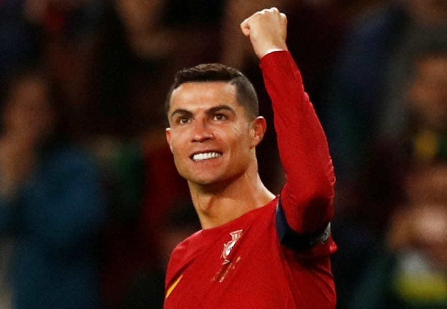 C.Ronaldo lập một loạt kỷ lục trong trận thắng của Bồ Đào Nha.