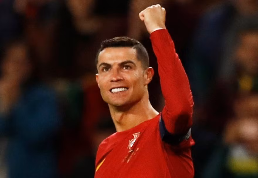 C.Ronaldo lập một loạt kỷ lục trong trận thắng của Bồ Đào Nha.