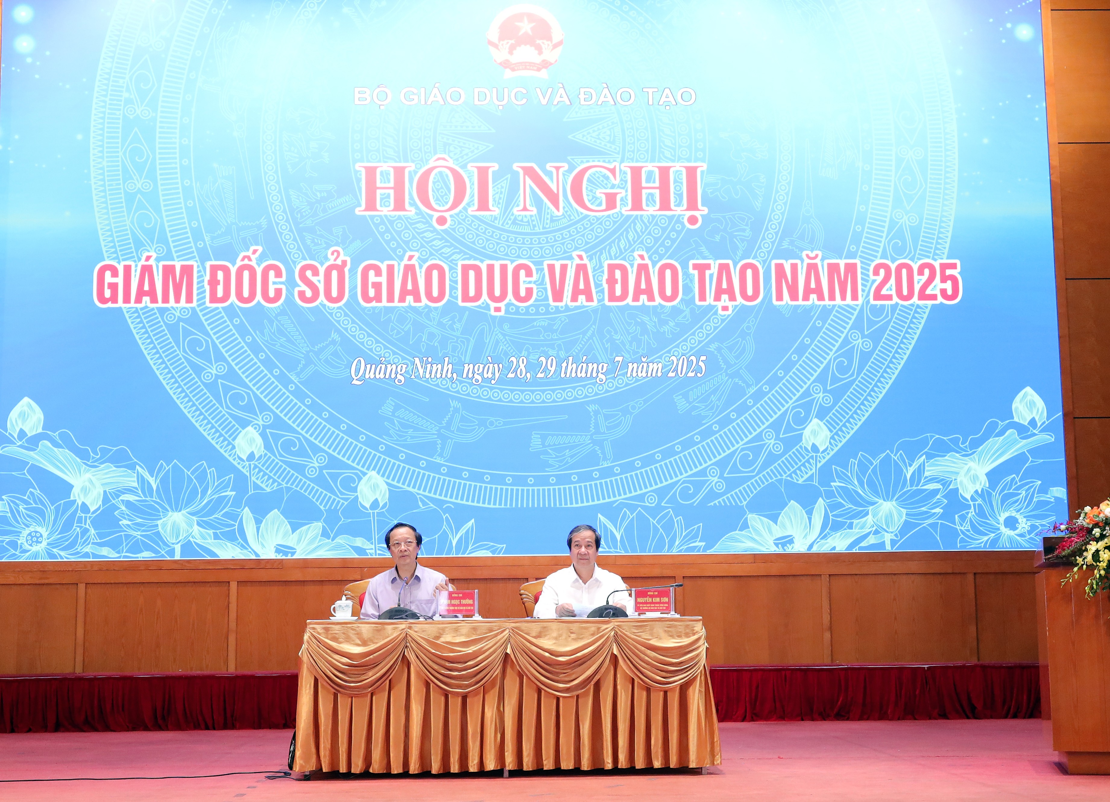 Bộ trưởng Bộ GD&ĐT Nguyễn Kim Sơn và Thứ trưởng Bộ GD&ĐT Phạm Ngọc Thưởng. bt3.jpg