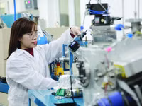 Nghiên cứu trong phòng lab ở Đại học Quốc gia Hà Nội. Ảnh: VNU