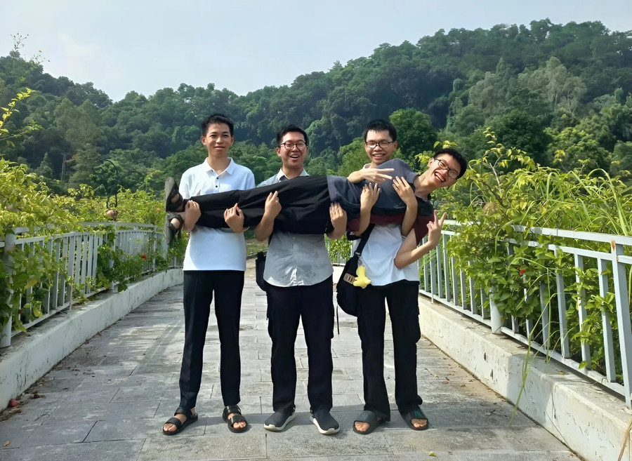 Không chỉ học giỏi, Duy còn là học sinh được các bạn trong lớp quý mến. aoo.jpg