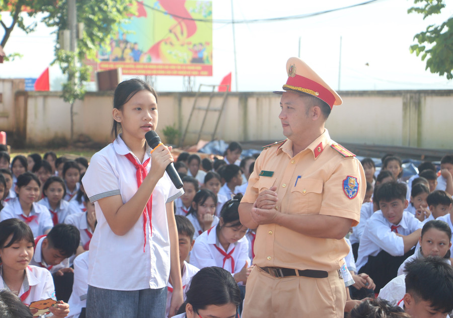 Học sinh Trường THCS Thanh Luông tham gia trả lời câu hỏi tại chương trình. angt-4.jpg