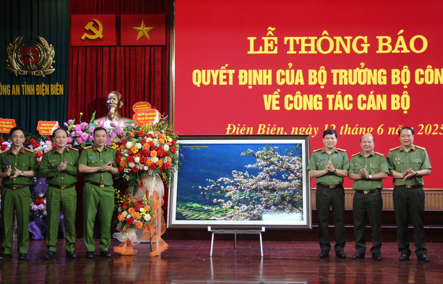 Ban Giám đốc Công an tỉnh Điện Biên tặng hoa và quà lưu niệm chúc mừng Đại tá Vũ Văn Đấu. img-3277.jpg
