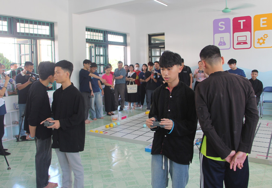 Học sinh Trường PT DTNT tỉnh Điện Biên tham gia trò chơi điều khiển robot.