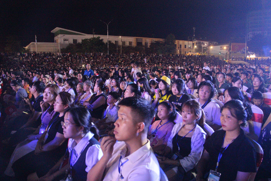 Chương trình khai mạc Festival nhận được sự hưởng ứng của đông đảo người dân và du khách thập phương. img-6702.jpg