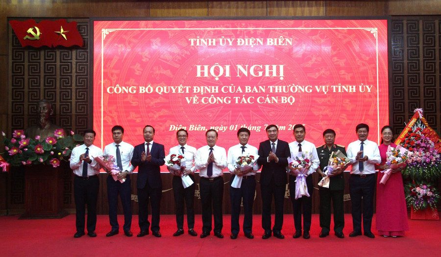 Lãnh đạo tỉnh Điện Biên tặng hoa chúc mừng các cán bộ được điều động, bổ nhiệm chức vụ mới.