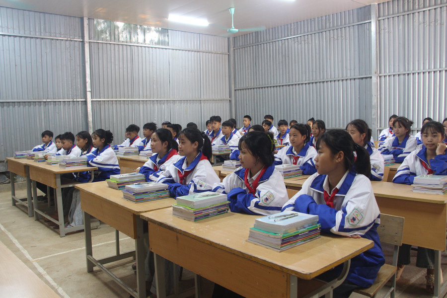 Học sinh Trường PTDTBT THCS Chiềng Sơ nhận lớp học tạm tại trụ sở UBND xã Chiềng Sơ cũ. khai-giang-1.jpg