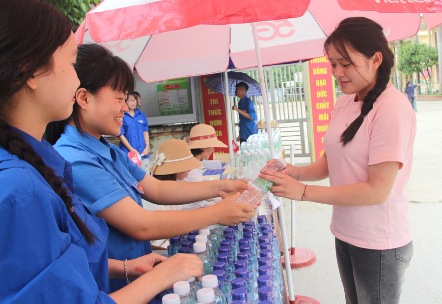 Các tình nguyện viên tặng nước uống tiếp sức cho thí sinh dự thi. img-3949.jpg