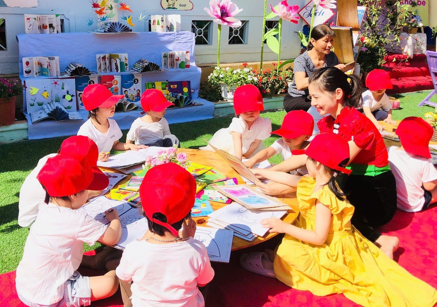Học sinh Trường Mầm non xã Pom Lót (Điện Biên) đọc sách tại chương trình.