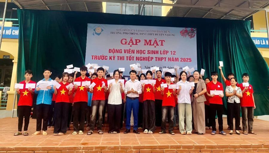 Trao thưởng cho học sinh có nhiều nỗ lực trong các lần thi thử. nam-po-thpt-2025-1.jpg