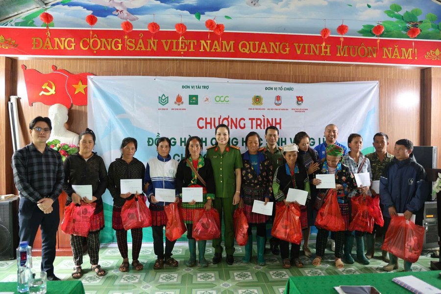 Trao quà hỗ trợ người dân vùng lũ xã Xa Dung. ho-tro-2.jpg