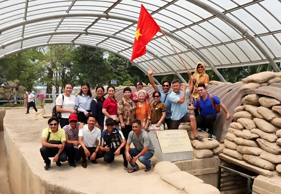 Các khu di tích lịch sử thu hút đông đảo du khách tới tham quan.