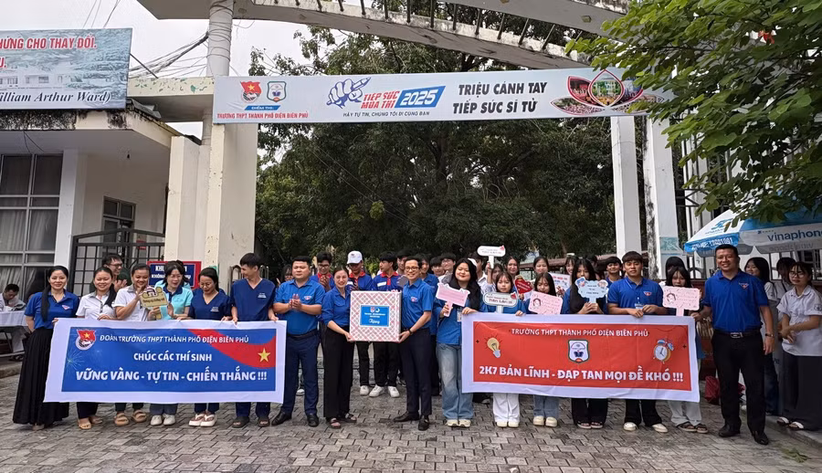 Tỉnh đoàn Điện Biên thăm hỏi, động viên đội tình nguyện tham gia chương trình "Tiếp sức mùa thi" tại điểm thi Trường THPT thành phố Điện Biên Phủ.